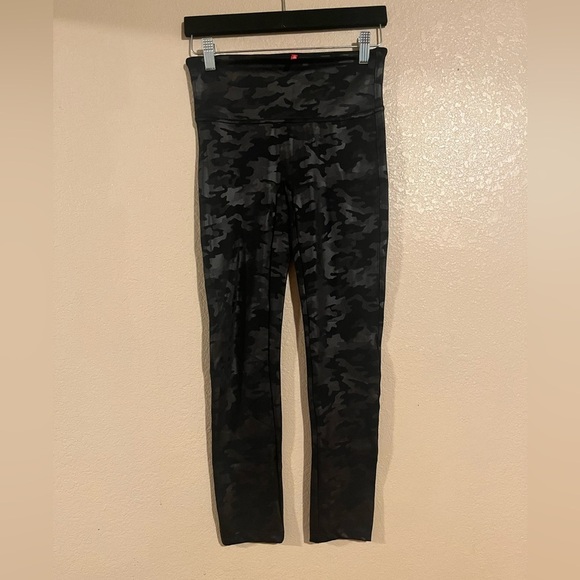 Spanx Faux Leather Camo Leggings size size M - Picture 3 of 5